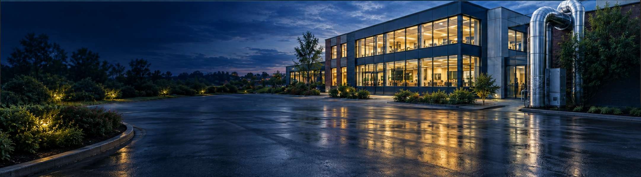 Modernes, energieeffizientes Bürogebäude bei Nacht